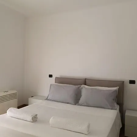 Apartment Elegante Im Zentrum In Der Naehe Des Meeres By Interhome