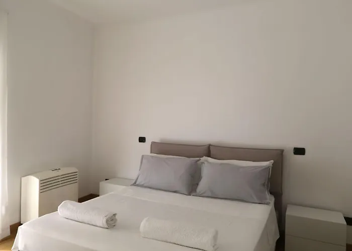 Apartment Elegante Im Zentrum In Der Naehe Des Meeres By Interhome